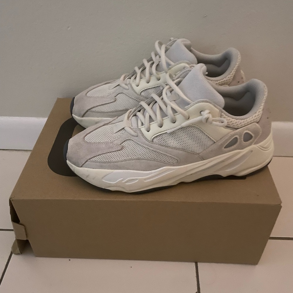 Very comfortable adidas Yezzy 700